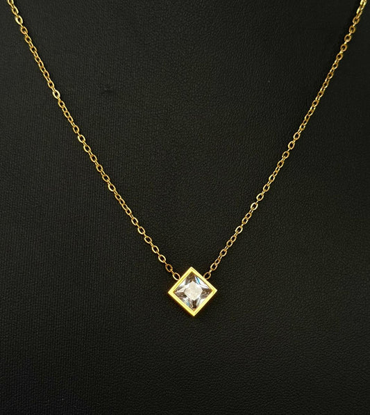 M07 - Collar rombo con circonia. Color dorado. Acero inoxidable.