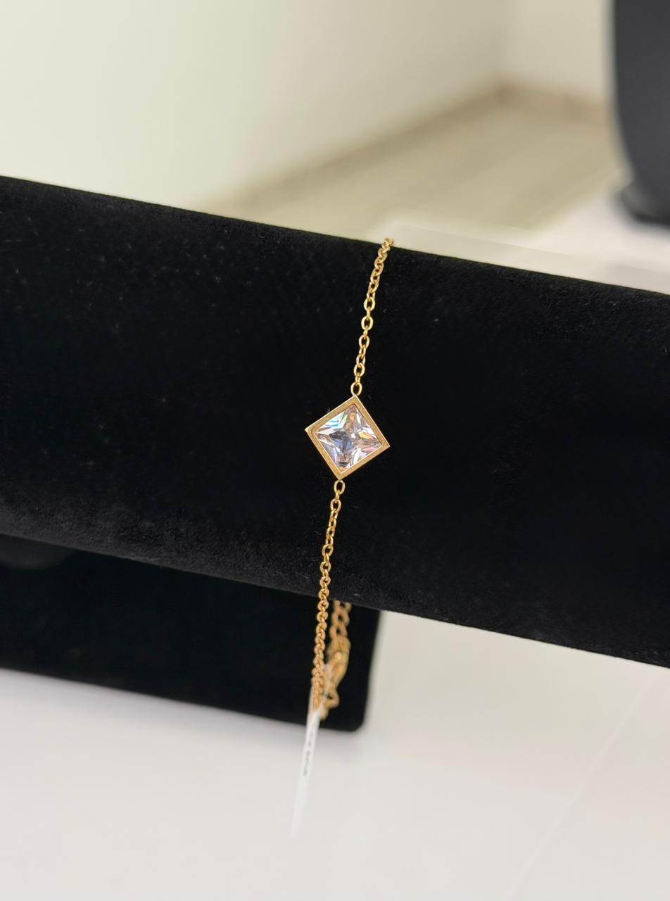 M08 - Pulsera rombo con circonia. Color dorado. Acero inoxidable.