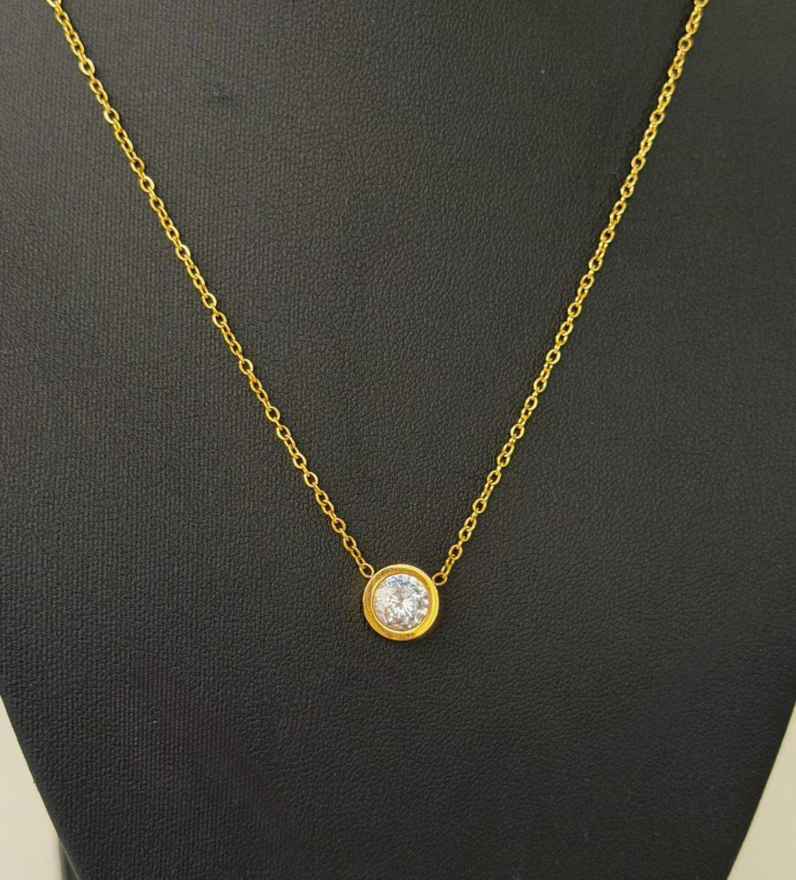 M12 - Collar con circonia redonda. Color dorado. Acero inoxidable.