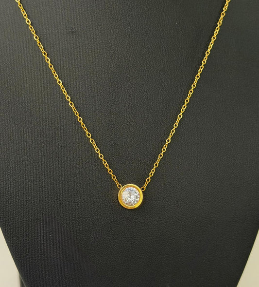 M12 - Collar con circonia redonda. Color dorado. Acero inoxidable.