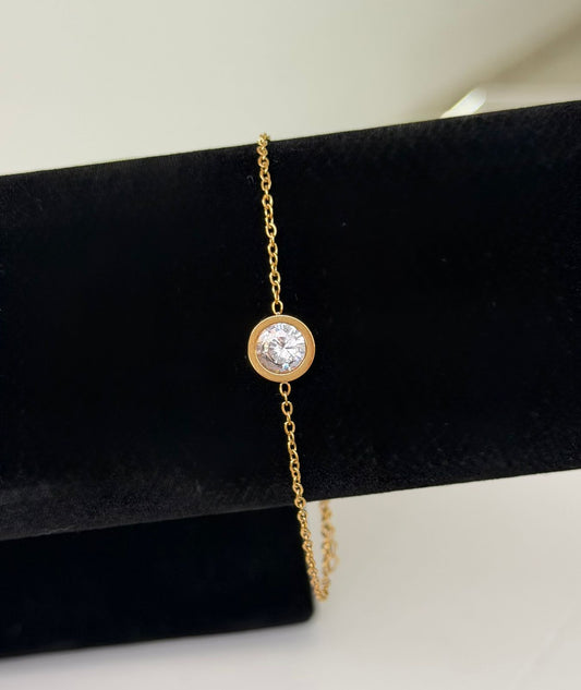 N02 - Pulsera con circonia dorada. Color dorado. Acero inoxidable.