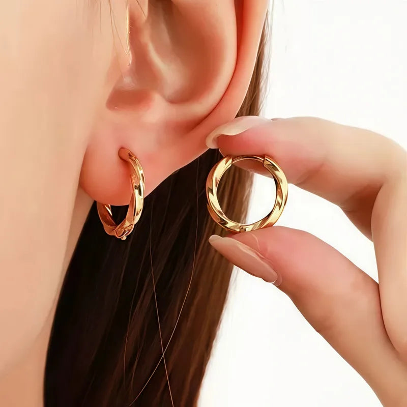 N05 - Arracadas chicas torcidas. Color dorado. Acero inoxidable.