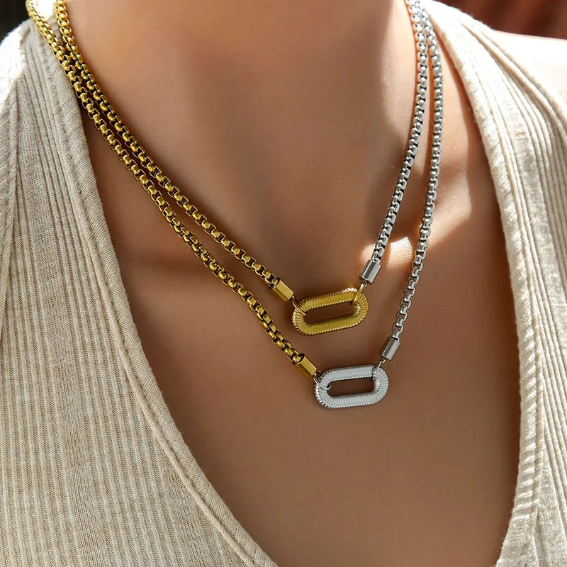 N08 - Collar cadena con dije de óvalo. Color dorado con plateado. Acero inoxidable.