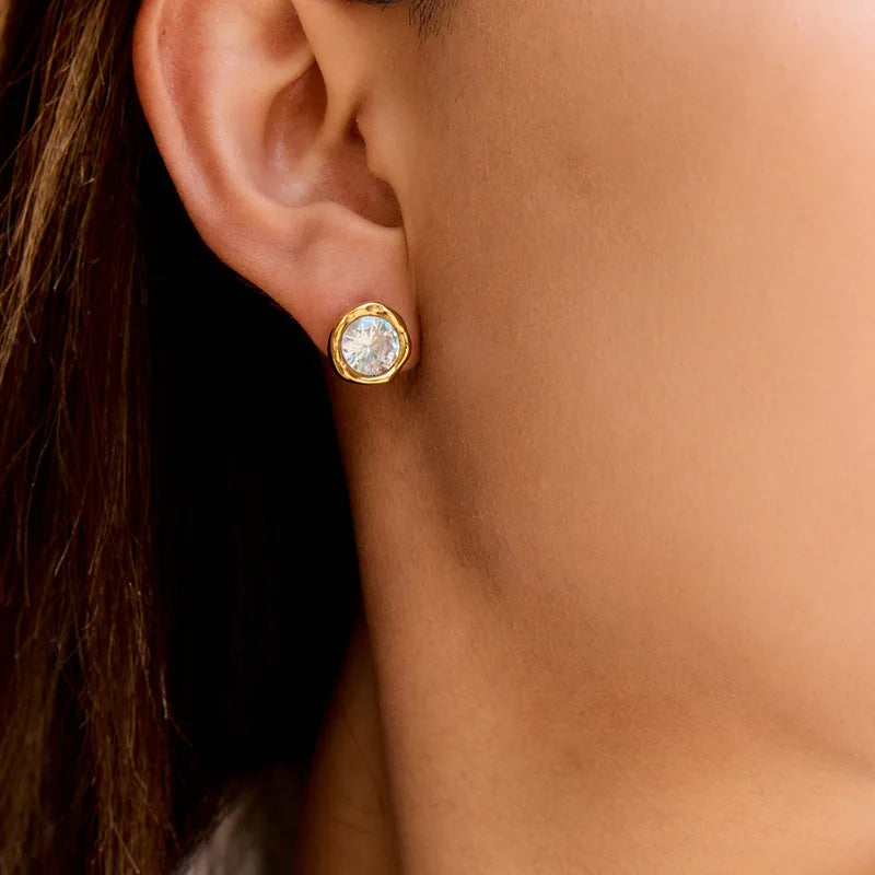 N12 - Aretes con circonia grande. Color dorado. Acero inoxidable.