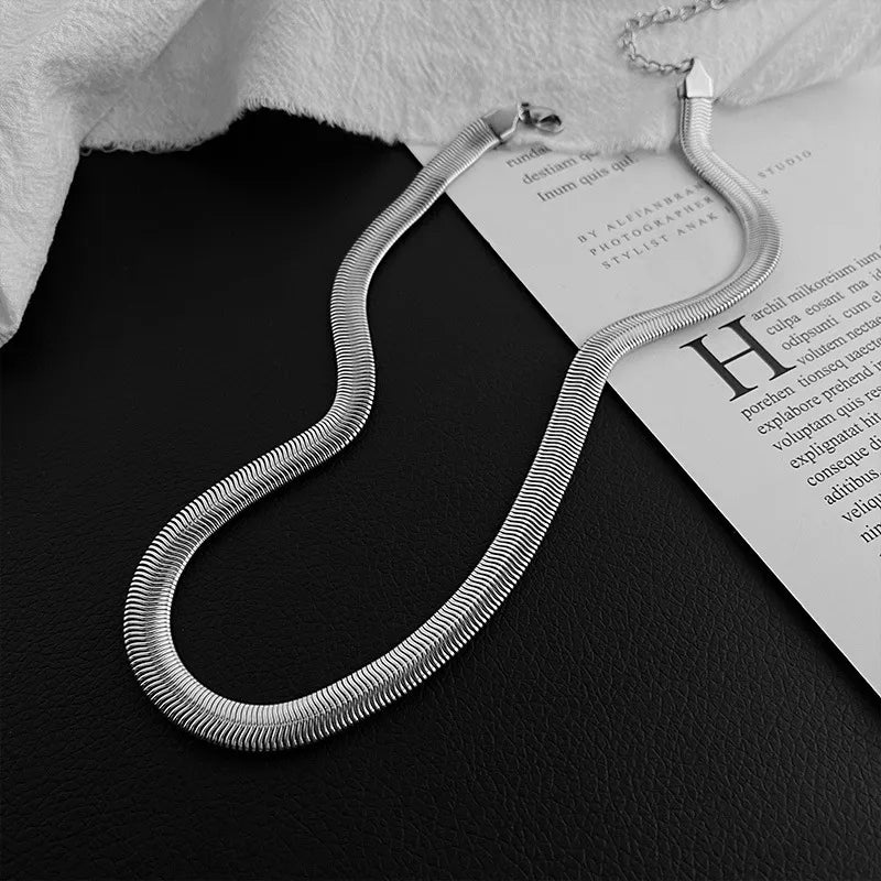 P07 - Collar planchado grueso. Color plateado. Acero inoxidable.