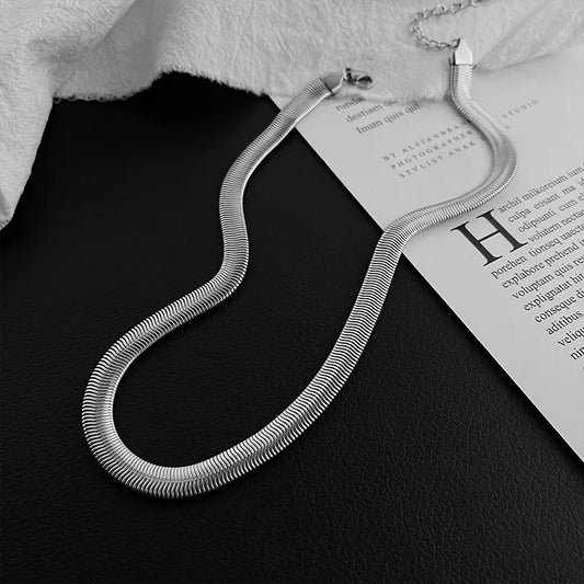 P07 - Collar planchado grueso. Color plateado. Acero inoxidable.