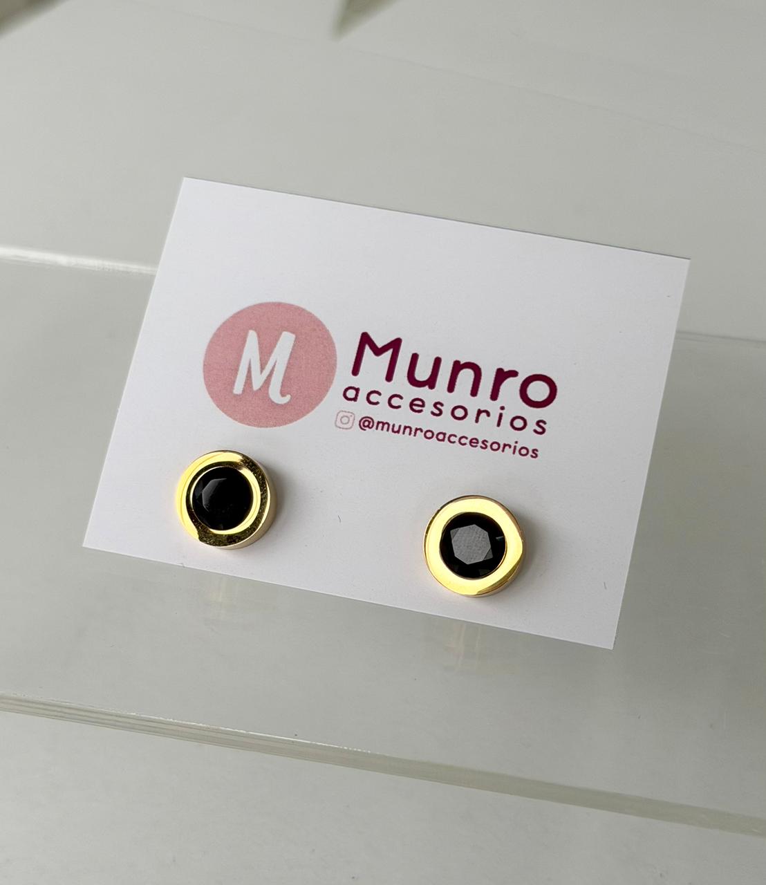 P10 - Aretes cristales negros redondos. Color dorado. Acero inoxidable.