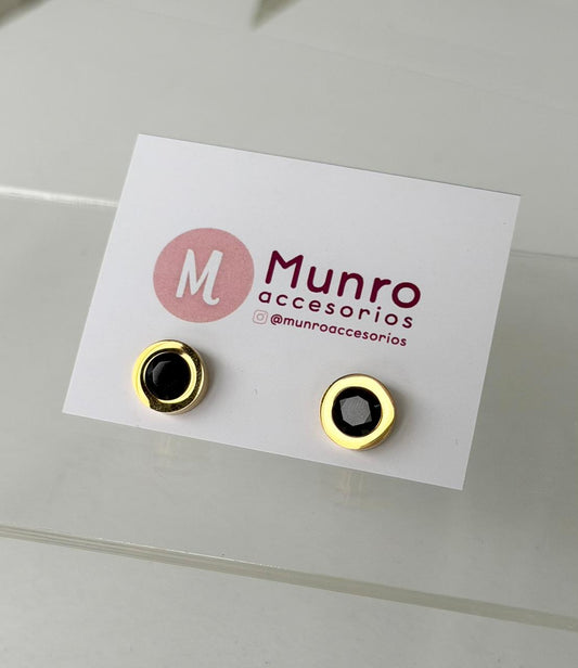 P10 - Aretes cristales negros redondos. Color dorado. Acero inoxidable.