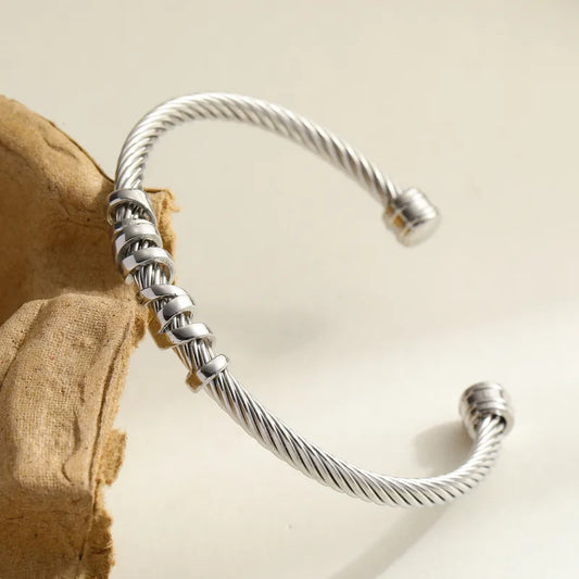 P10 - Pulso con textura. Color plateado. Acero inoxidable.