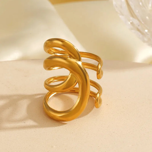 P12 - Anillo grande líneas, ajustable. Color dorado. Acero inoxidable.