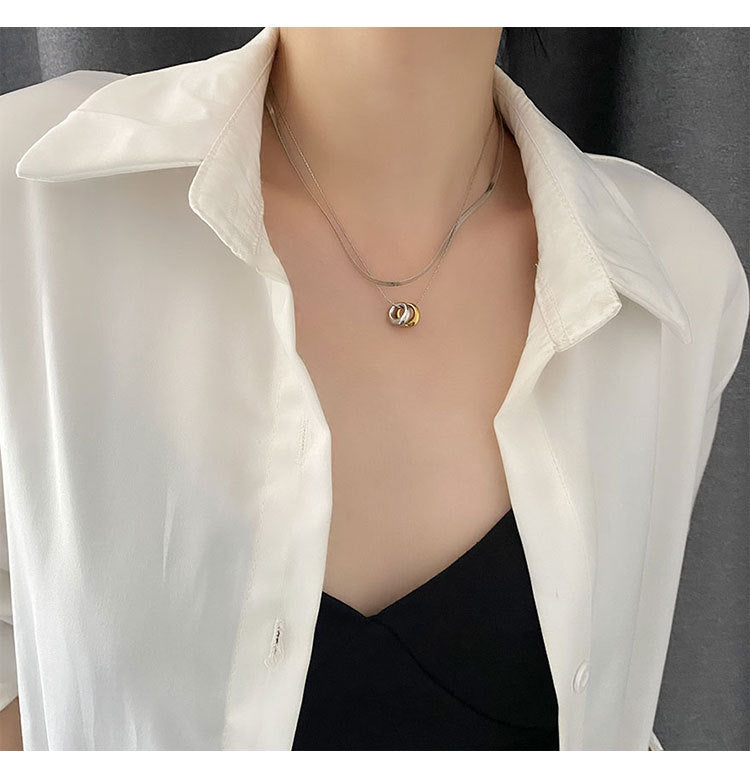 P13 - Collar doble con dijes. Color plateado con dorado. Acero inoxidable.