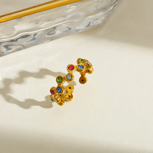 P16 - Anillo con circonias de colores, ajustable. Color dorado. Acero inoxidable.
