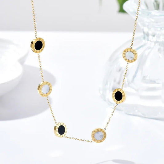 P16 - Collar con circulos negros y blancos. Color dorado. Acero inoxidable.