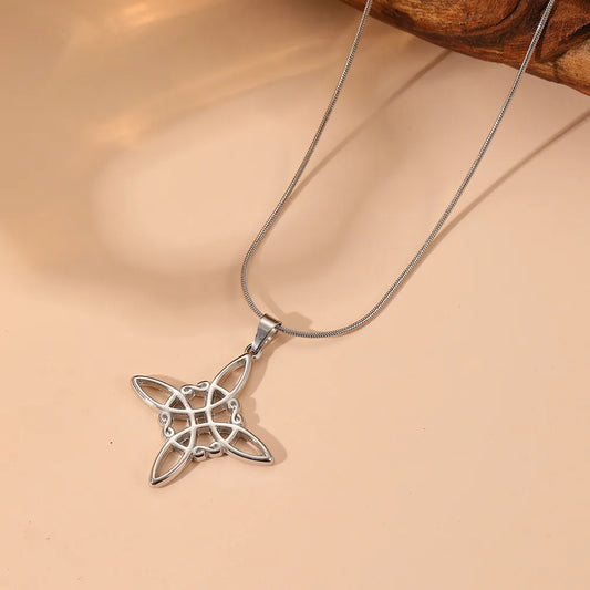 P18 - Collar nudo de protección. Color plateado. Acero inoxidable.