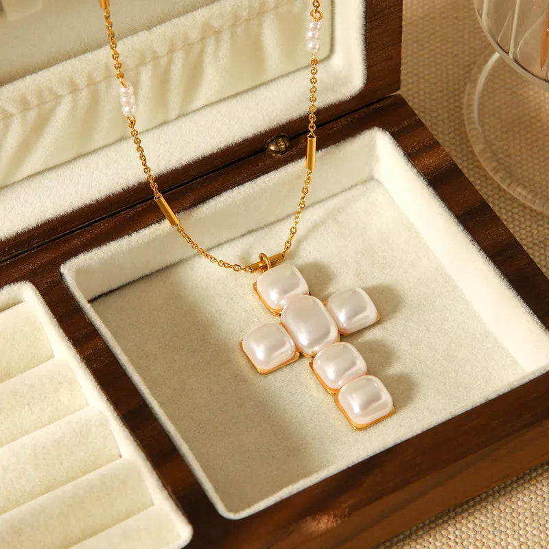 P20 - Collar con cruz grande con perla. Color dorado. Acero inoxidable.