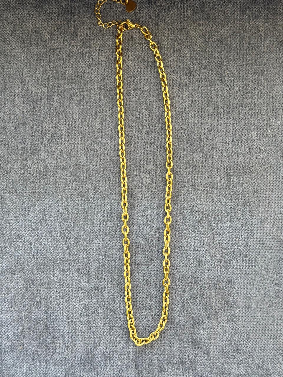 E19 - Collar cadena. Color dorado. Acero inoxidable.