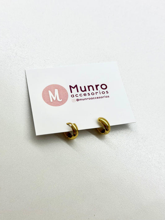 D04 - Arracadas chicas clásicas. Color dorado. Acero inoxidable.