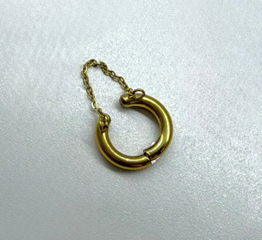 A10 - Arete falso tipo piercing. Color dorado. Acero inoxidable.