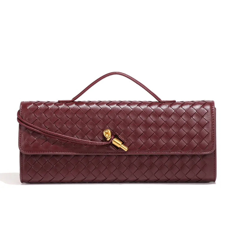Bolsa rectangular trenzada. Color vino con herrajes dorados.