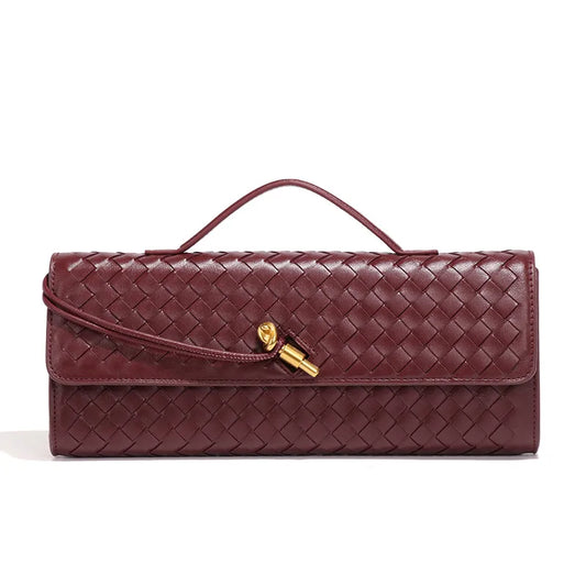 Bolsa rectangular trenzada. Color vino con herrajes dorados.