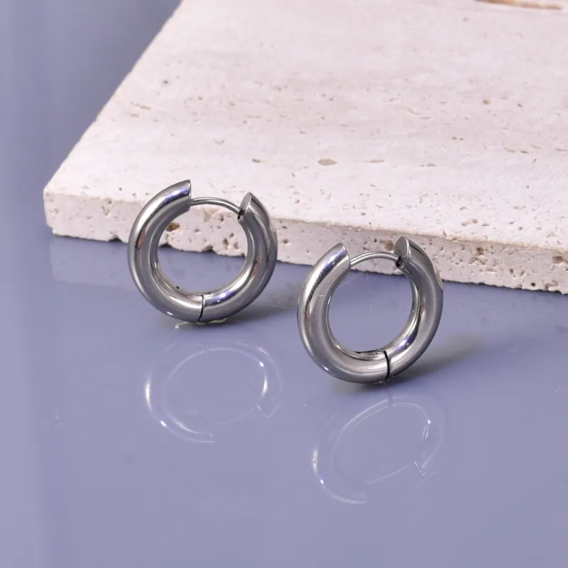 N14 - Arracadas medianas clásicas. Color plateado. Acero inoxidable.