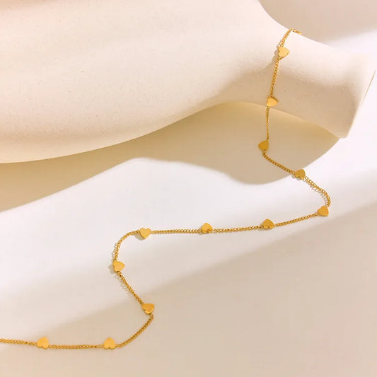N17 - Cadena delgada con corazones. Color dorado. Acero inoxidable.