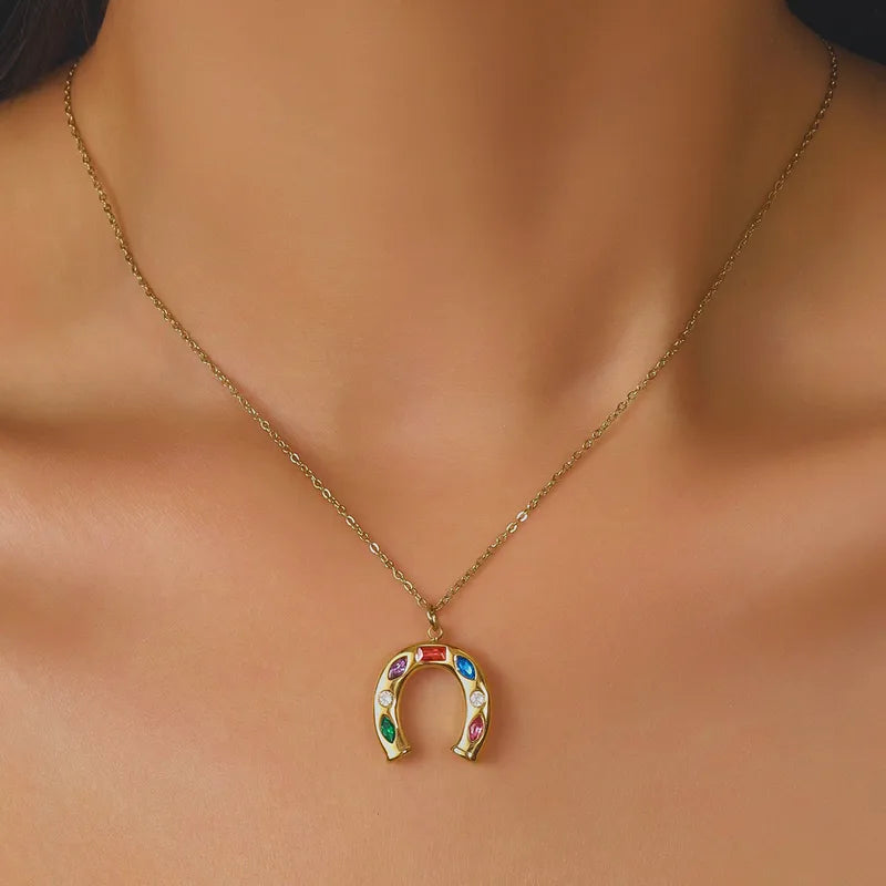 N19 - Collar dije mediano herradura con cristales de colores. Color dorado. Acero inoxidable.