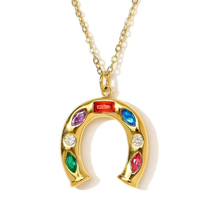 N19 - Collar dije mediano herradura con cristales de colores. Color dorado. Acero inoxidable.